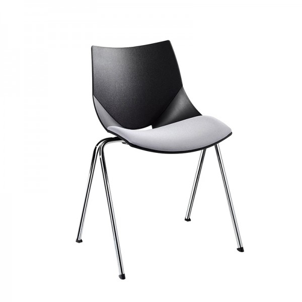 Chaise coque avec structure en époxy bicouche gris argent et coque en plastique noir